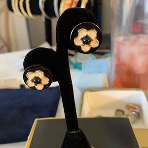 Kate spade Flower enamel earrings black and white
